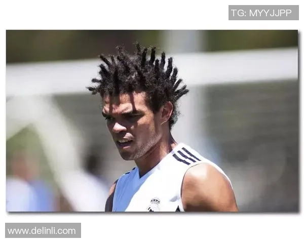 年轻足球明星的发型潮流解析与风格演变探讨 年轻足球明星的发型潮流解析与风格演变探讨