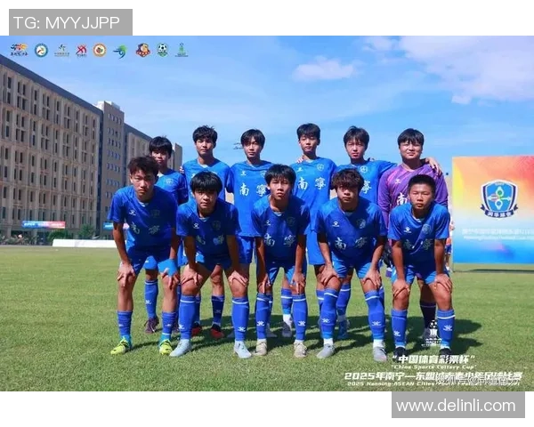 年轻帅气的足球明星如何在赛场内外赢得无数粉丝的心与热爱 年轻帅气的足球明星如何在赛场内外赢得无数粉丝的心与热爱